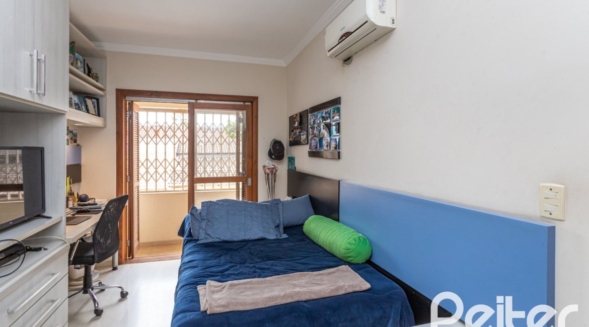 Casa à venda com 237m², 3 dormitórios, 1 suíte, 4 vagas, no bairro Vila Assunção em Porto Alegre