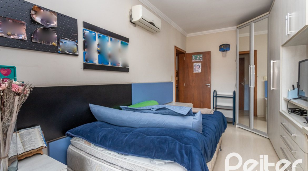 Casa à venda com 237m², 3 dormitórios, 1 suíte, 4 vagas, no bairro Vila Assunção em Porto Alegre