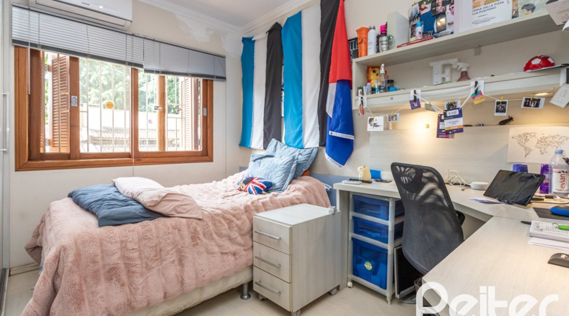 Casa à venda com 237m², 3 dormitórios, 1 suíte, 4 vagas, no bairro Vila Assunção em Porto Alegre