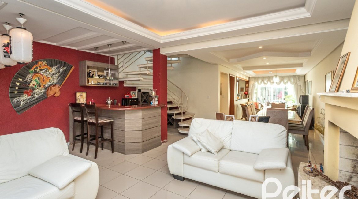 Casa à venda com 237m², 3 dormitórios, 1 suíte, 4 vagas, no bairro Vila Assunção em Porto Alegre