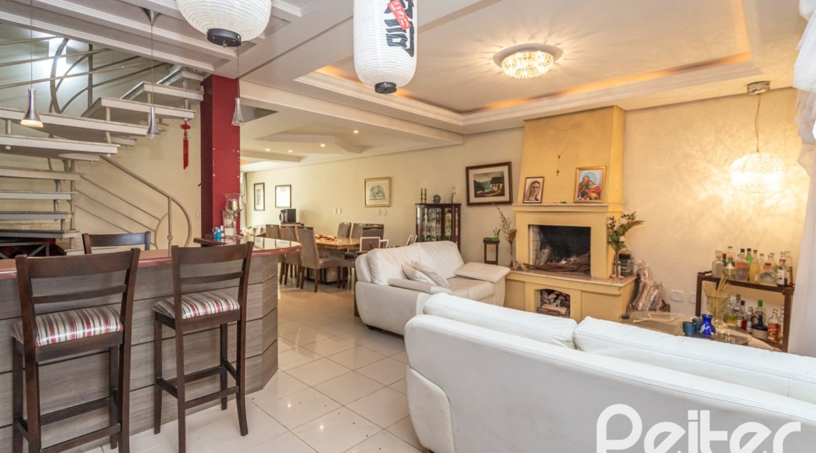 Casa à venda com 237m², 3 dormitórios, 1 suíte, 4 vagas, no bairro Vila Assunção em Porto Alegre