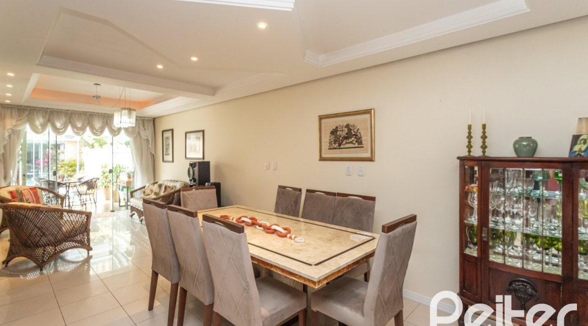 Casa à venda com 237m², 3 dormitórios, 1 suíte, 4 vagas, no bairro Vila Assunção em Porto Alegre