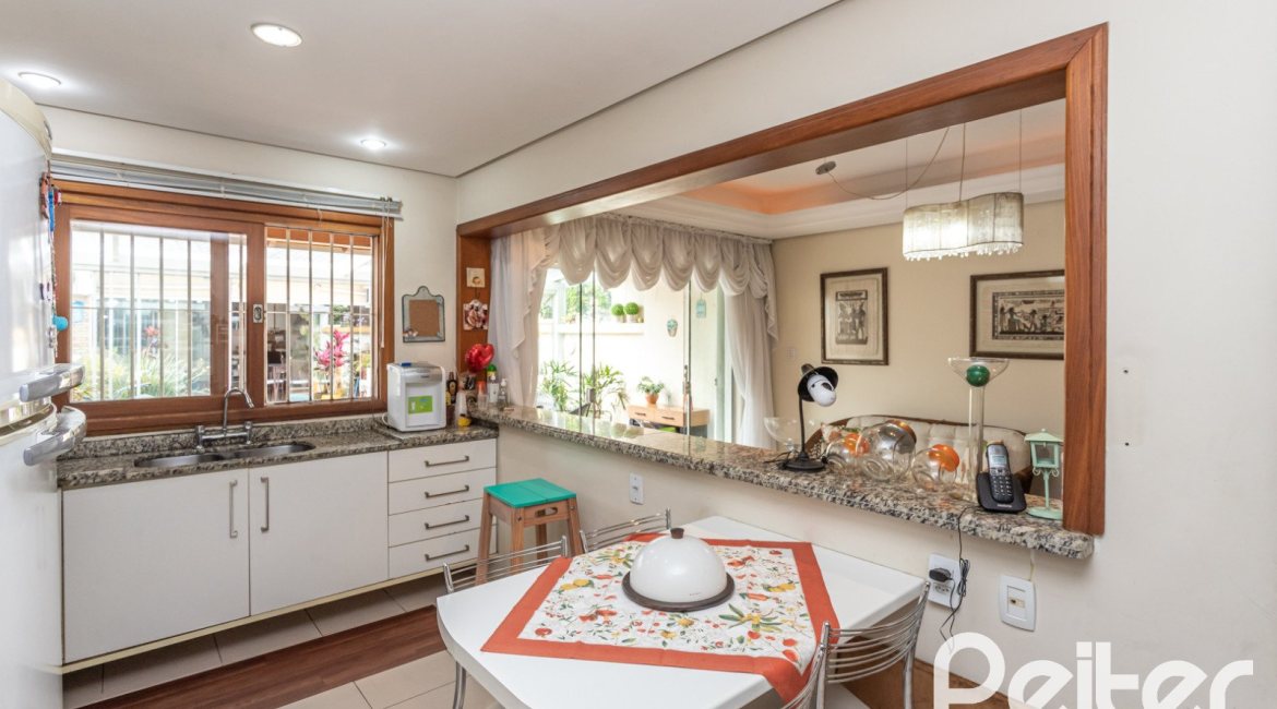 Casa à venda com 237m², 3 dormitórios, 1 suíte, 4 vagas, no bairro Vila Assunção em Porto Alegre