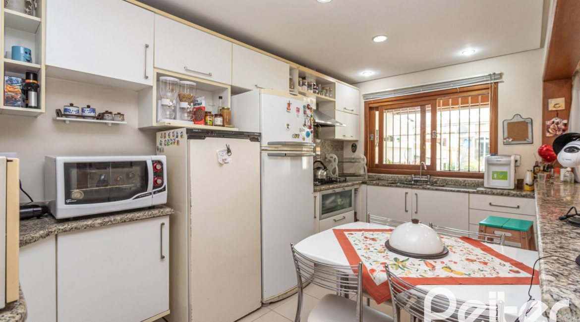 Casa à venda com 237m², 3 dormitórios, 1 suíte, 4 vagas, no bairro Vila Assunção em Porto Alegre