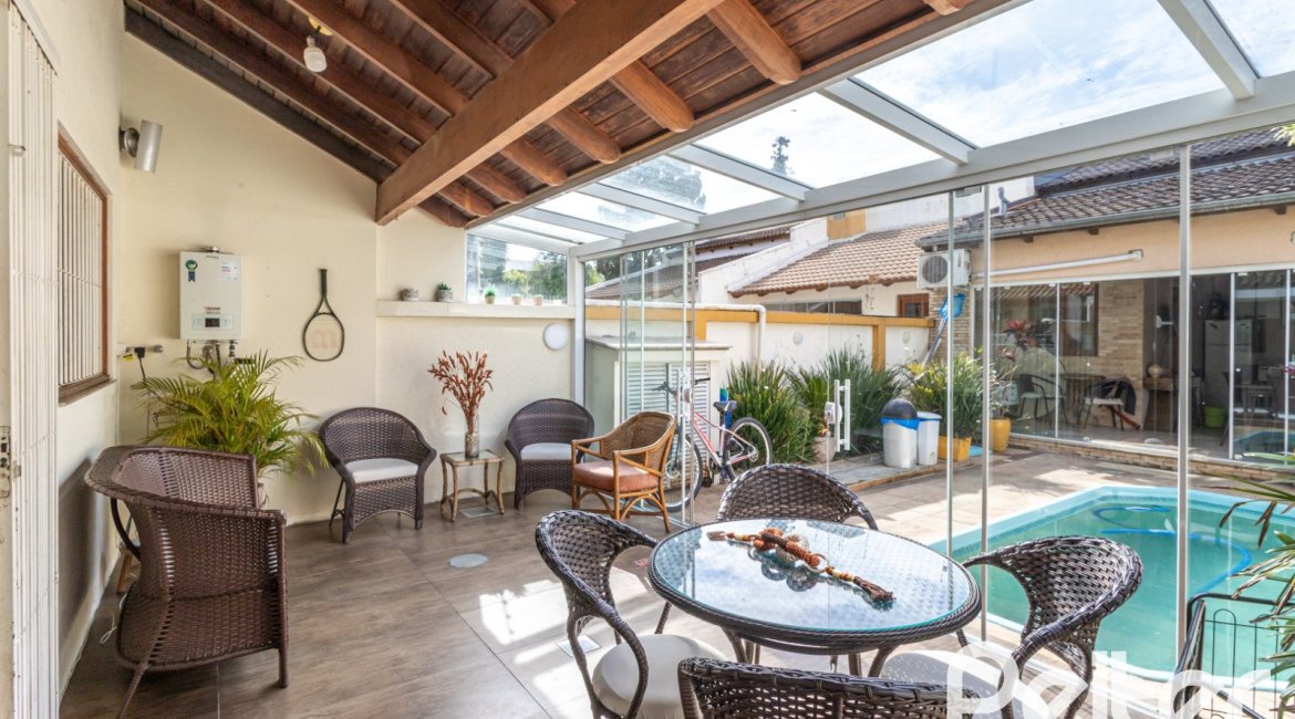 Casa à venda com 237m², 3 dormitórios, 1 suíte, 4 vagas, no bairro Vila Assunção em Porto Alegre