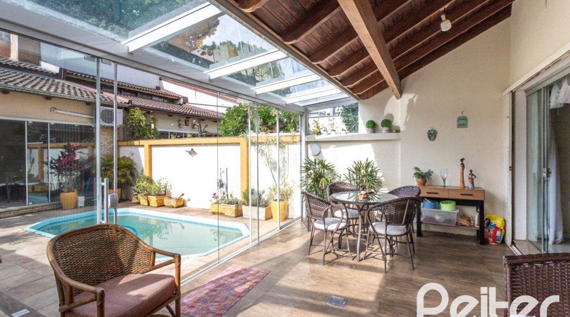 Casa à venda com 237m², 3 dormitórios, 1 suíte, 4 vagas, no bairro Vila Assunção em Porto Alegre