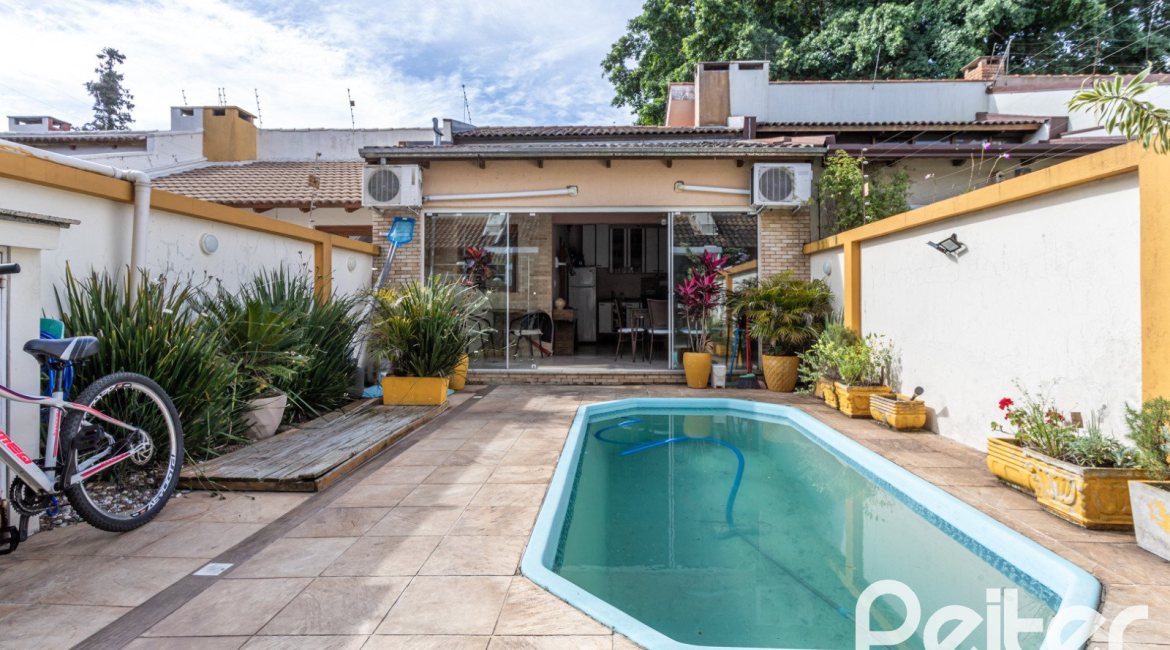 Casa à venda com 237m², 3 dormitórios, 1 suíte, 4 vagas, no bairro Vila Assunção em Porto Alegre