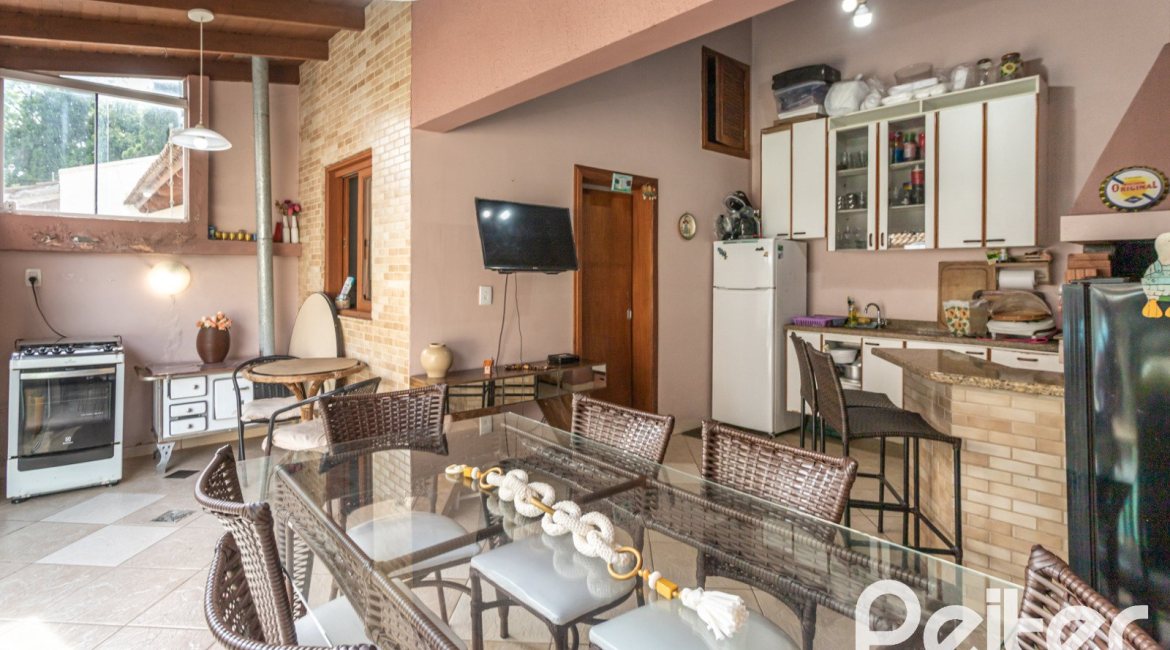 Casa à venda com 237m², 3 dormitórios, 1 suíte, 4 vagas, no bairro Vila Assunção em Porto Alegre