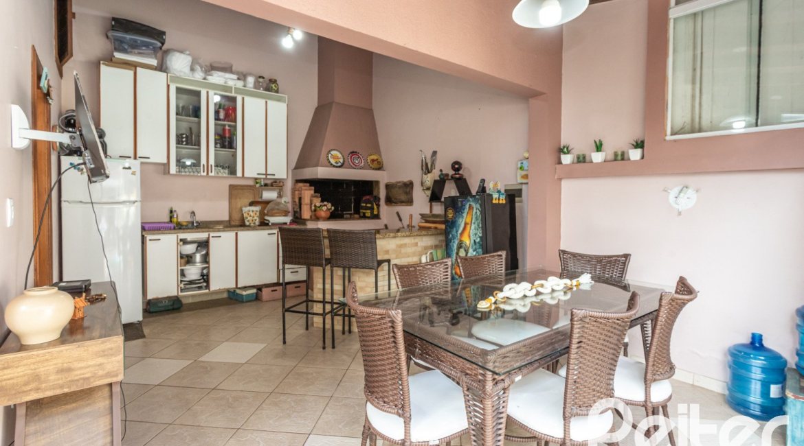 Casa à venda com 237m², 3 dormitórios, 1 suíte, 4 vagas, no bairro Vila Assunção em Porto Alegre