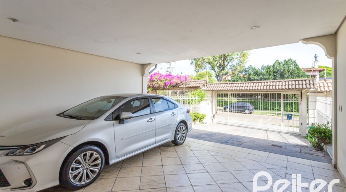 Casa à venda com 237m², 3 dormitórios, 1 suíte, 4 vagas, no bairro Vila Assunção em Porto Alegre
