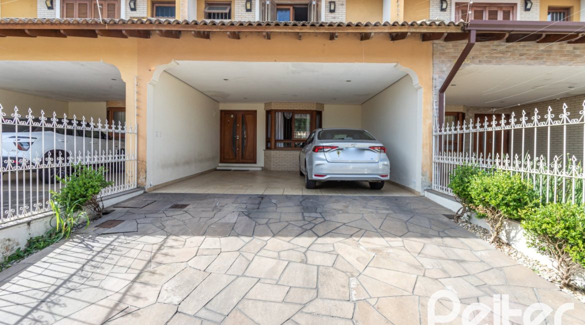 Casa à venda com 237m², 3 dormitórios, 1 suíte, 4 vagas, no bairro Vila Assunção em Porto Alegre