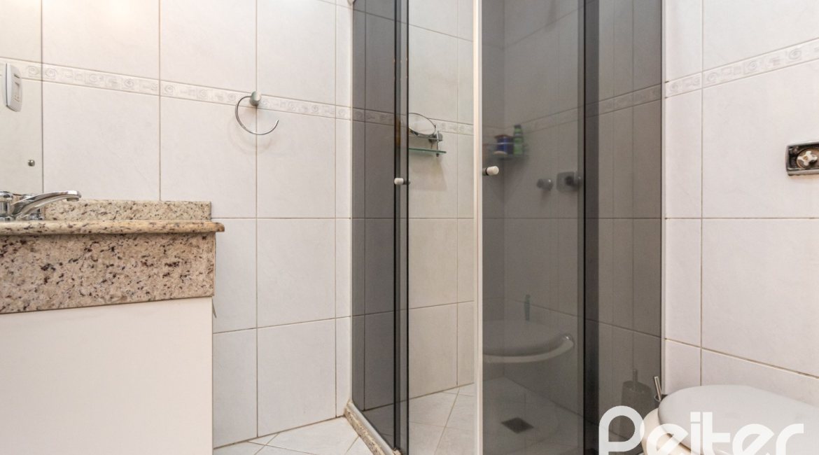 Casa à venda com 237m², 3 dormitórios, 1 suíte, 4 vagas, no bairro Vila Assunção em Porto Alegre