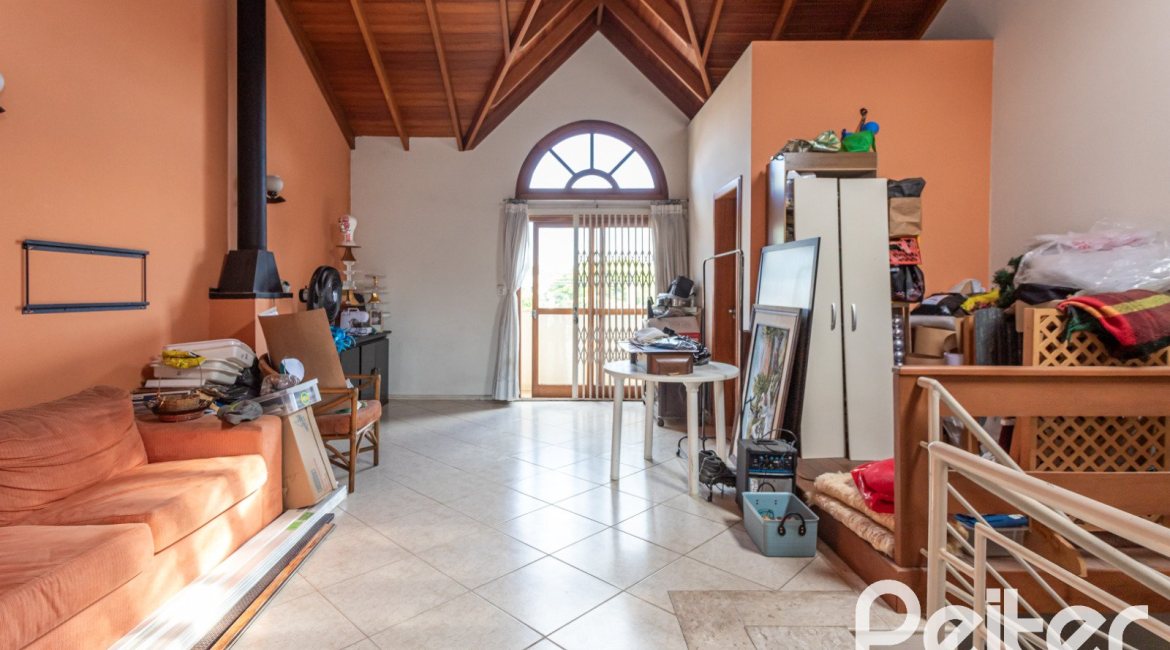 Casa à venda com 237m², 3 dormitórios, 1 suíte, 4 vagas, no bairro Vila Assunção em Porto Alegre