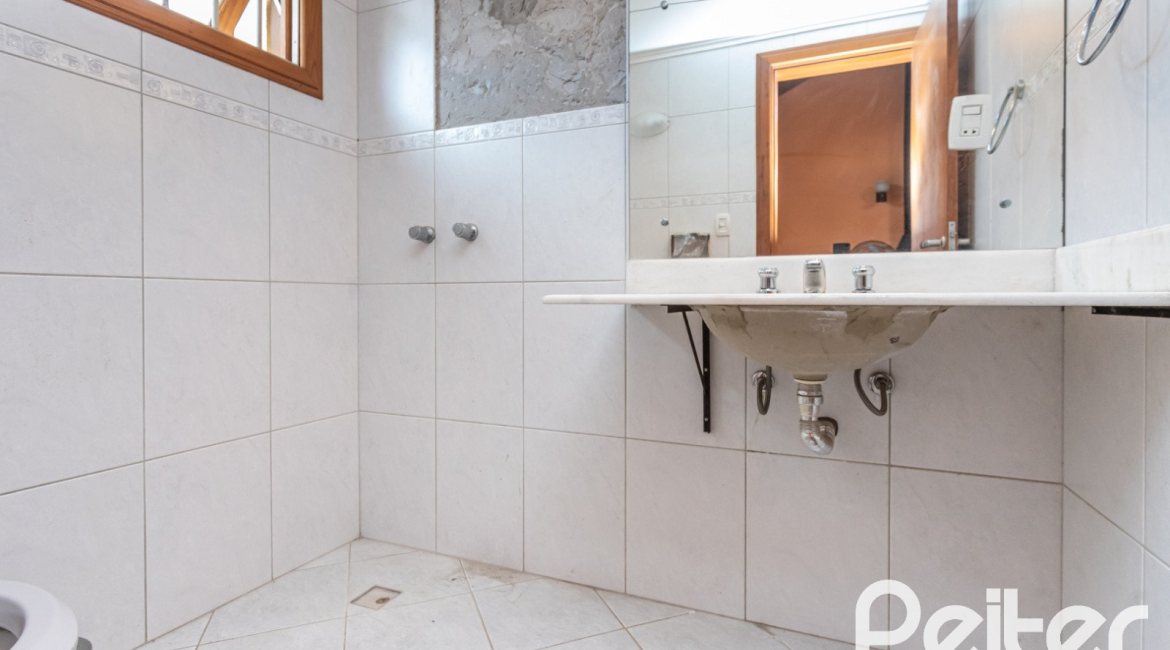 Casa à venda com 237m², 3 dormitórios, 1 suíte, 4 vagas, no bairro Vila Assunção em Porto Alegre