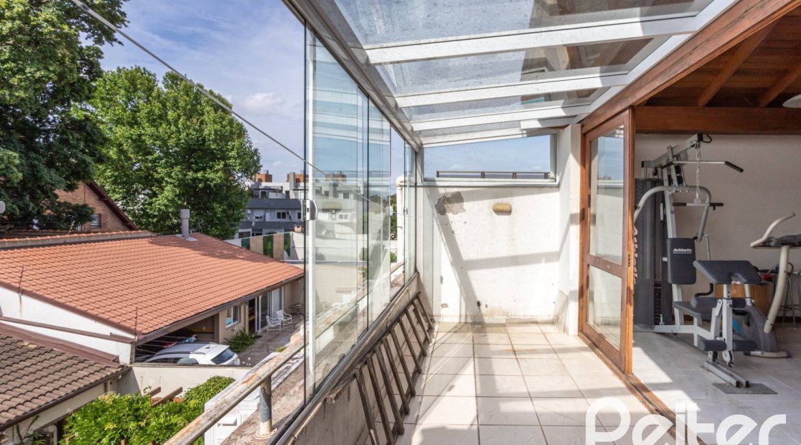 Casa à venda com 237m², 3 dormitórios, 1 suíte, 4 vagas, no bairro Vila Assunção em Porto Alegre