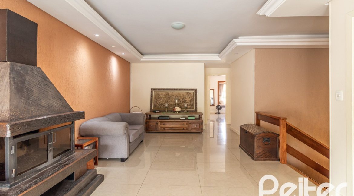 Casa à venda com 642m², 4 dormitórios, 2 suítes, 4 vagas, no bairro Ipanema em Porto Alegre