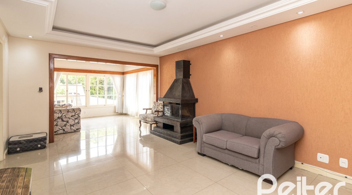 Casa à venda com 642m², 4 dormitórios, 2 suítes, 4 vagas, no bairro Ipanema em Porto Alegre