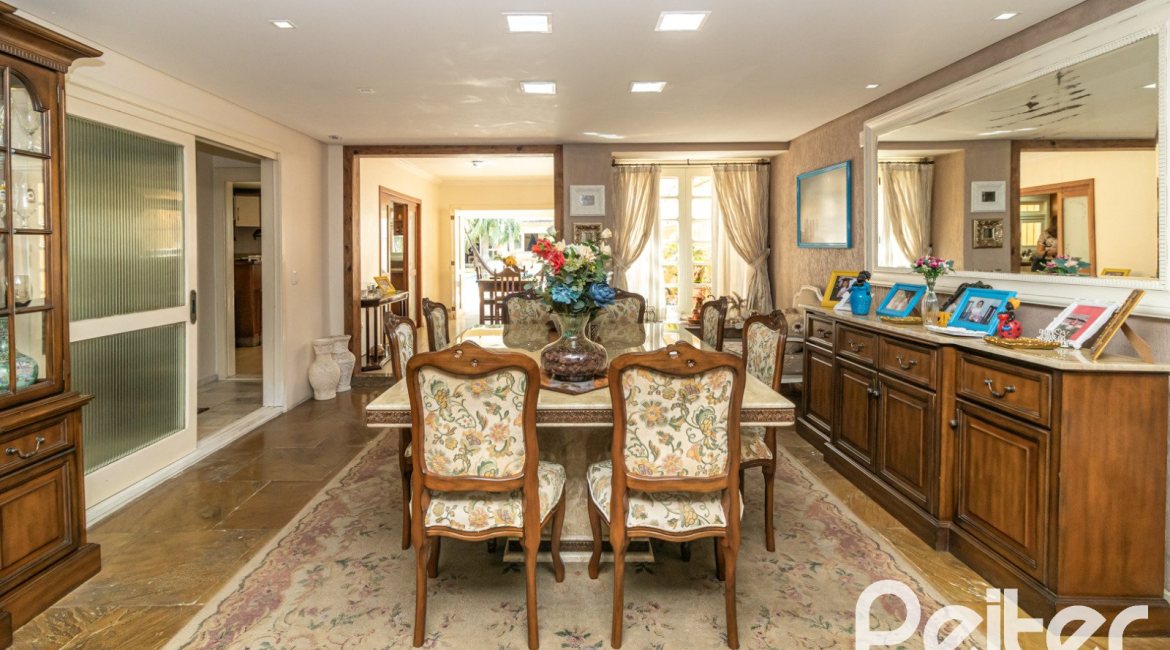 Casa à venda com 642m², 4 dormitórios, 2 suítes, 4 vagas, no bairro Ipanema em Porto Alegre