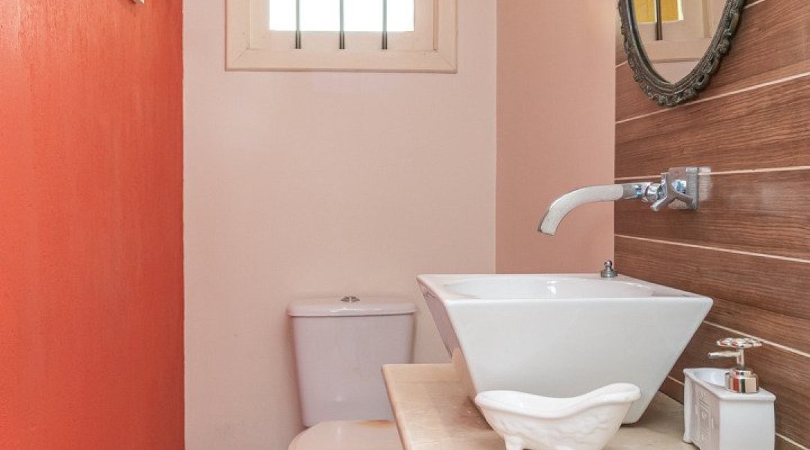 Casa à venda com 642m², 4 dormitórios, 2 suítes, 4 vagas, no bairro Ipanema em Porto Alegre