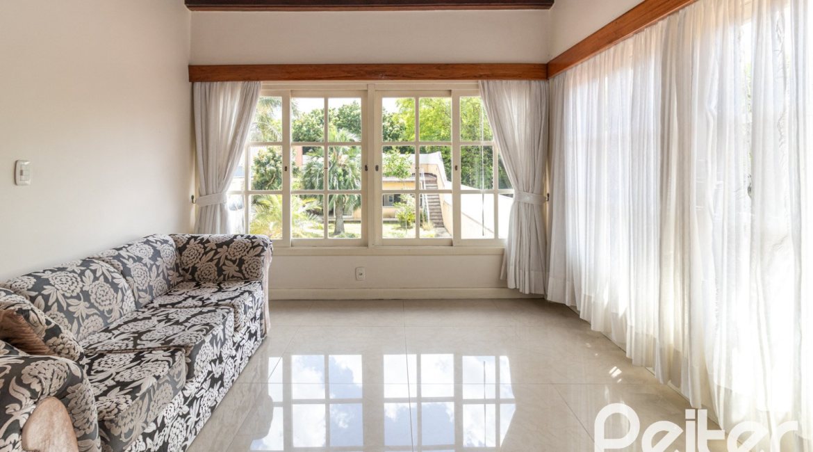 Casa à venda com 642m², 4 dormitórios, 2 suítes, 4 vagas, no bairro Ipanema em Porto Alegre