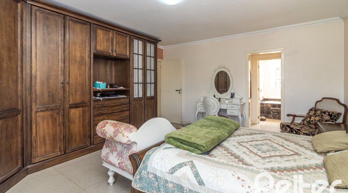 Casa à venda com 642m², 4 dormitórios, 2 suítes, 4 vagas, no bairro Ipanema em Porto Alegre