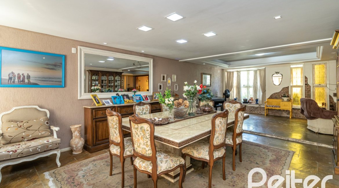 Casa à venda com 642m², 4 dormitórios, 2 suítes, 4 vagas, no bairro Ipanema em Porto Alegre