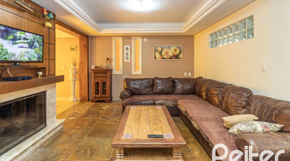 Casa à venda com 642m², 4 dormitórios, 2 suítes, 4 vagas, no bairro Ipanema em Porto Alegre