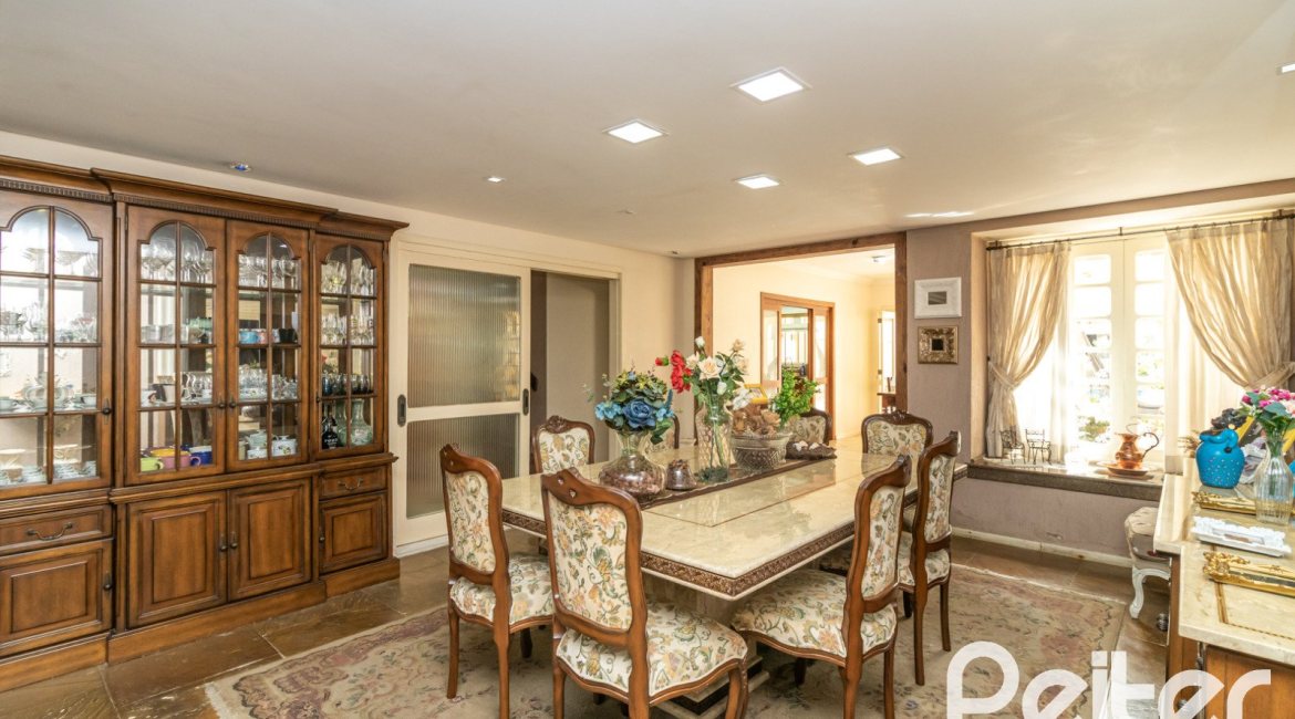 Casa à venda com 642m², 4 dormitórios, 2 suítes, 4 vagas, no bairro Ipanema em Porto Alegre