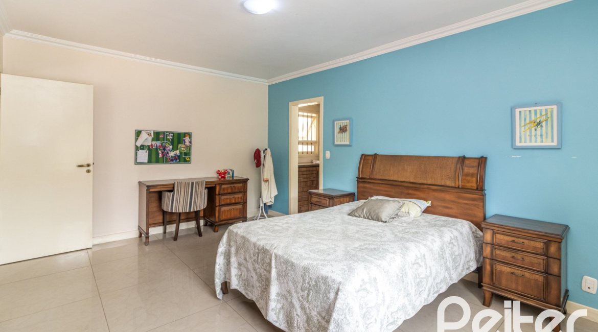 Casa à venda com 642m², 4 dormitórios, 2 suítes, 4 vagas, no bairro Ipanema em Porto Alegre