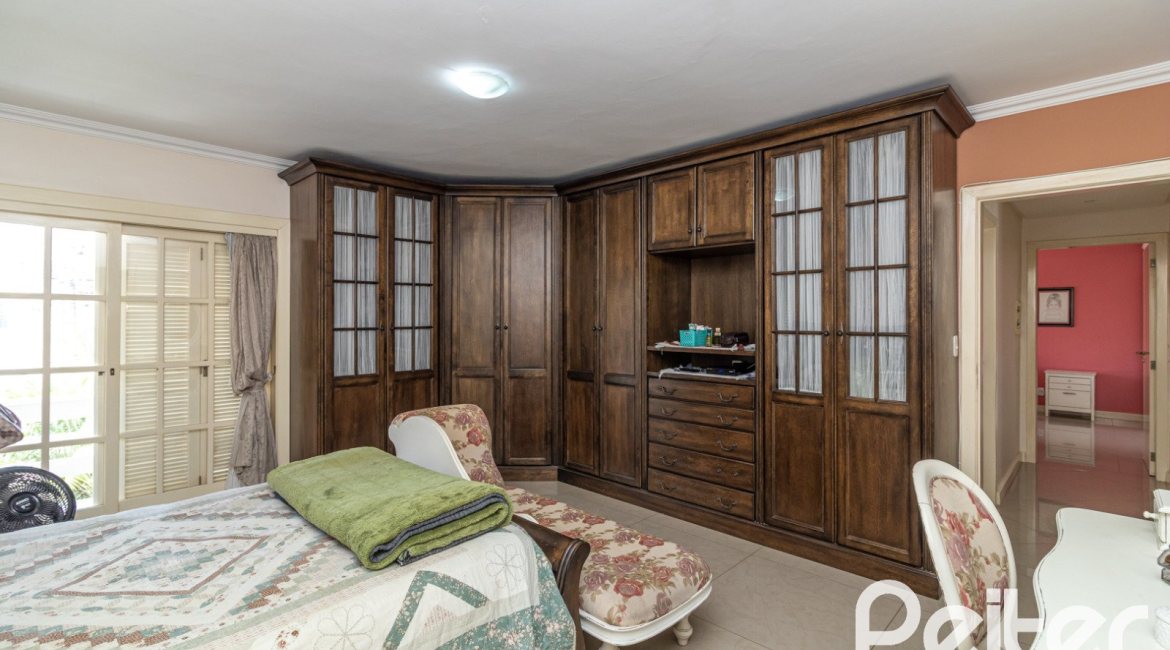 Casa à venda com 642m², 4 dormitórios, 2 suítes, 4 vagas, no bairro Ipanema em Porto Alegre