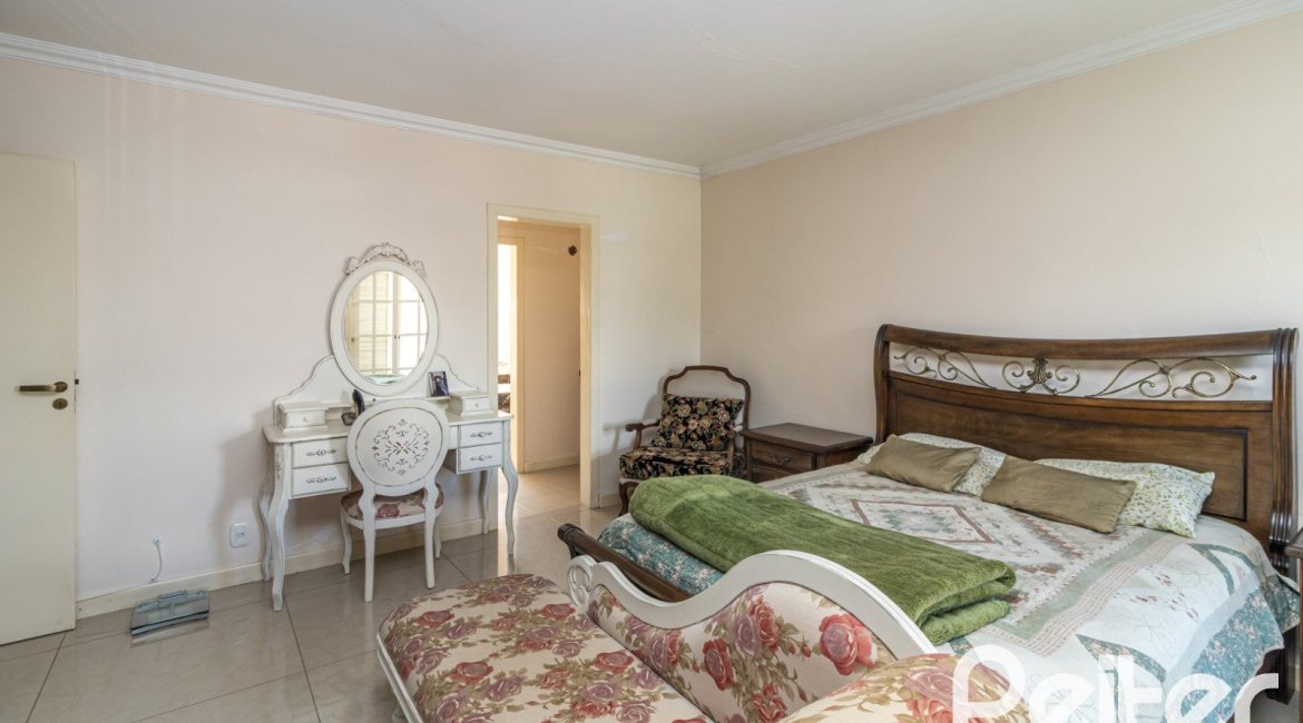 Casa à venda com 642m², 4 dormitórios, 2 suítes, 4 vagas, no bairro Ipanema em Porto Alegre