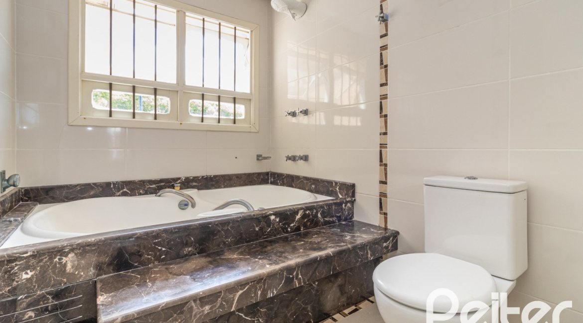 Casa à venda com 642m², 4 dormitórios, 2 suítes, 4 vagas, no bairro Ipanema em Porto Alegre