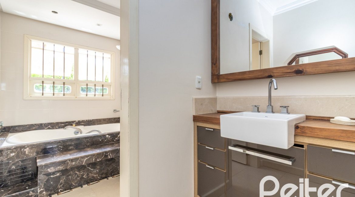 Casa à venda com 642m², 4 dormitórios, 2 suítes, 4 vagas, no bairro Ipanema em Porto Alegre