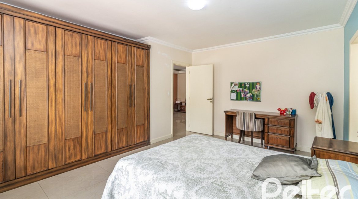 Casa à venda com 642m², 4 dormitórios, 2 suítes, 4 vagas, no bairro Ipanema em Porto Alegre