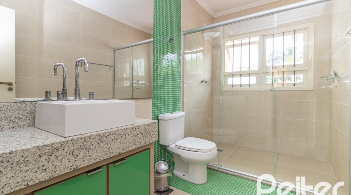 Casa à venda com 642m², 4 dormitórios, 2 suítes, 4 vagas, no bairro Ipanema em Porto Alegre