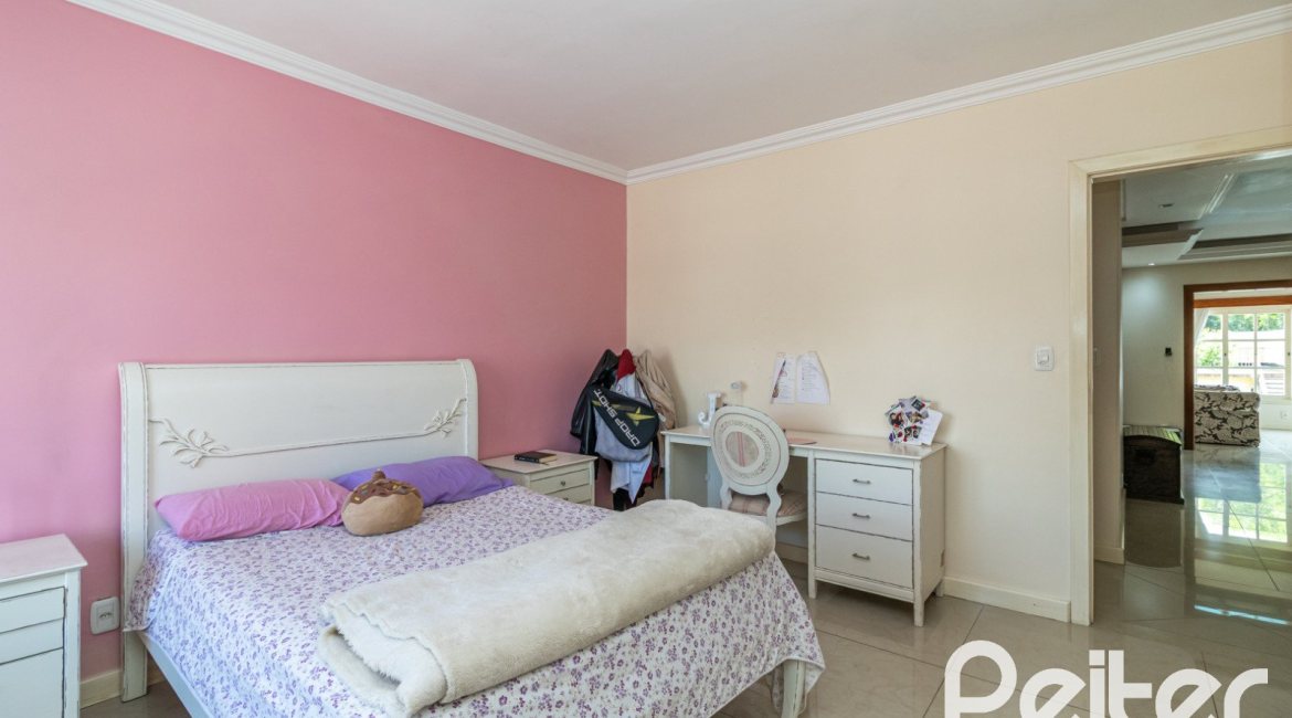 Casa à venda com 642m², 4 dormitórios, 2 suítes, 4 vagas, no bairro Ipanema em Porto Alegre