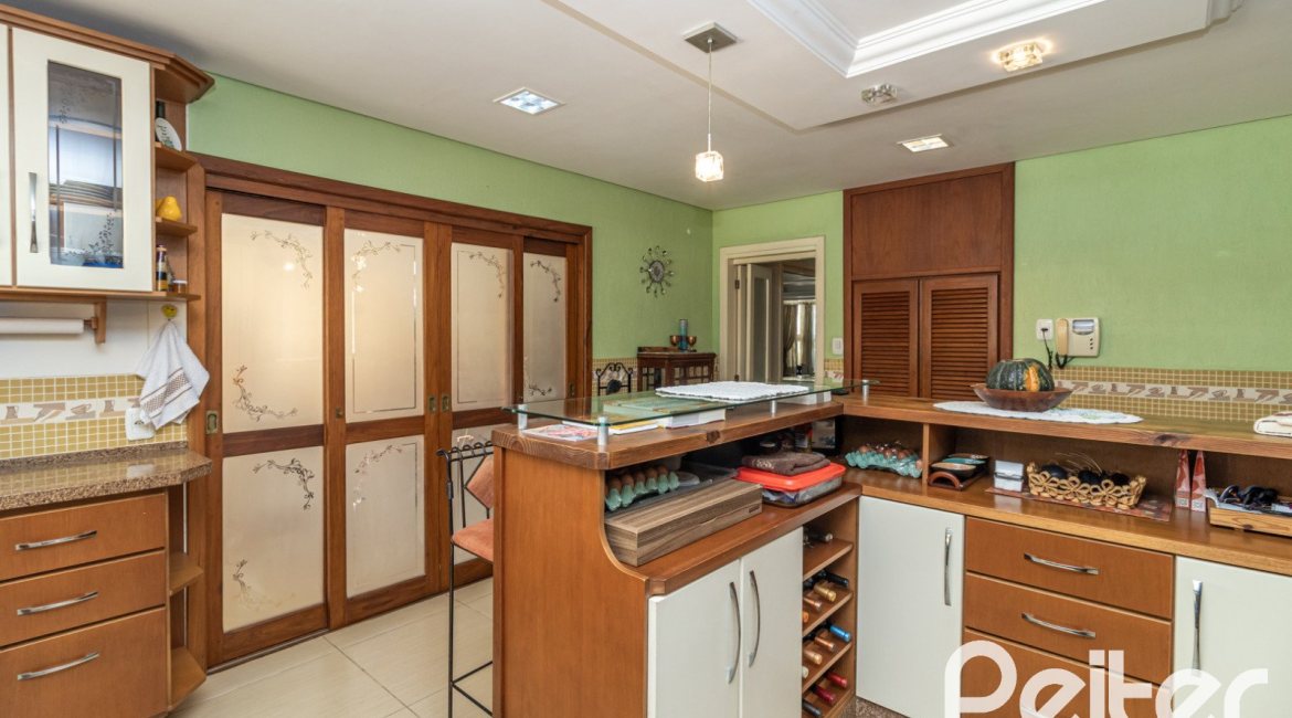 Casa à venda com 642m², 4 dormitórios, 2 suítes, 4 vagas, no bairro Ipanema em Porto Alegre