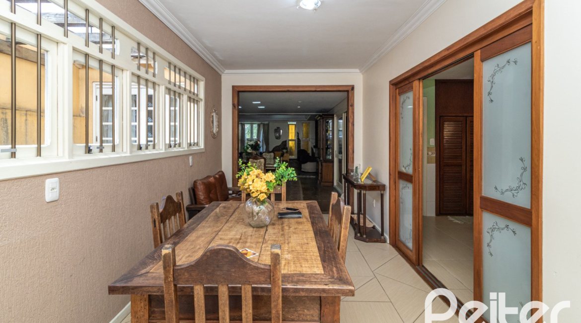 Casa à venda com 642m², 4 dormitórios, 2 suítes, 4 vagas, no bairro Ipanema em Porto Alegre