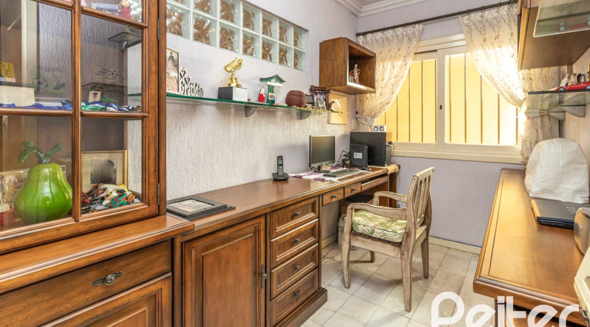 Casa à venda com 642m², 4 dormitórios, 2 suítes, 4 vagas, no bairro Ipanema em Porto Alegre