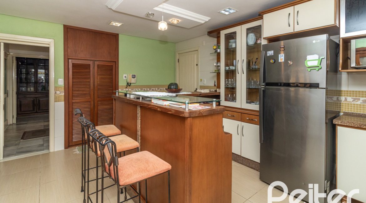 Casa à venda com 642m², 4 dormitórios, 2 suítes, 4 vagas, no bairro Ipanema em Porto Alegre