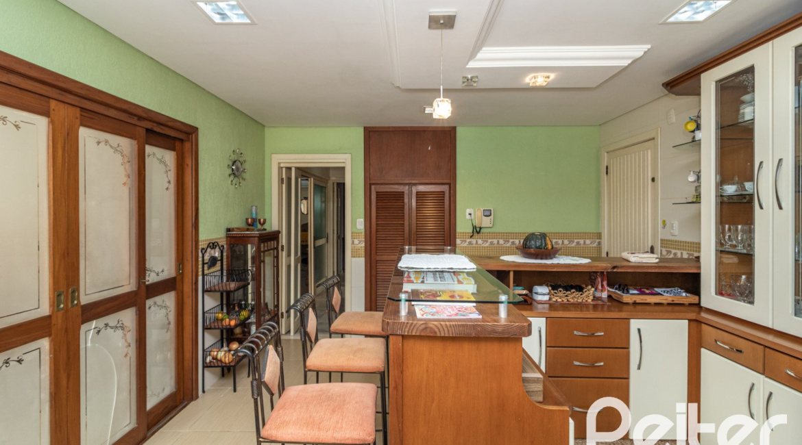 Casa à venda com 642m², 4 dormitórios, 2 suítes, 4 vagas, no bairro Ipanema em Porto Alegre