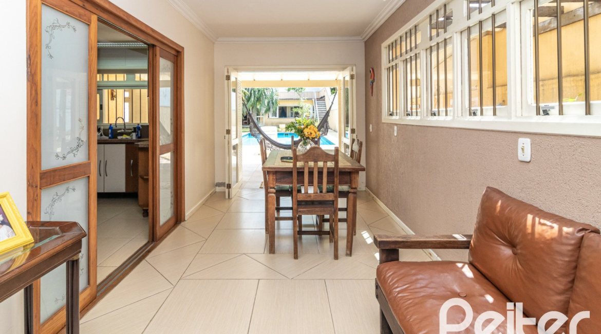 Casa à venda com 642m², 4 dormitórios, 2 suítes, 4 vagas, no bairro Ipanema em Porto Alegre