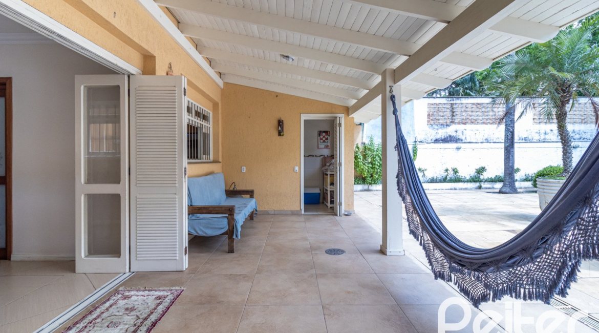 Casa à venda com 642m², 4 dormitórios, 2 suítes, 4 vagas, no bairro Ipanema em Porto Alegre