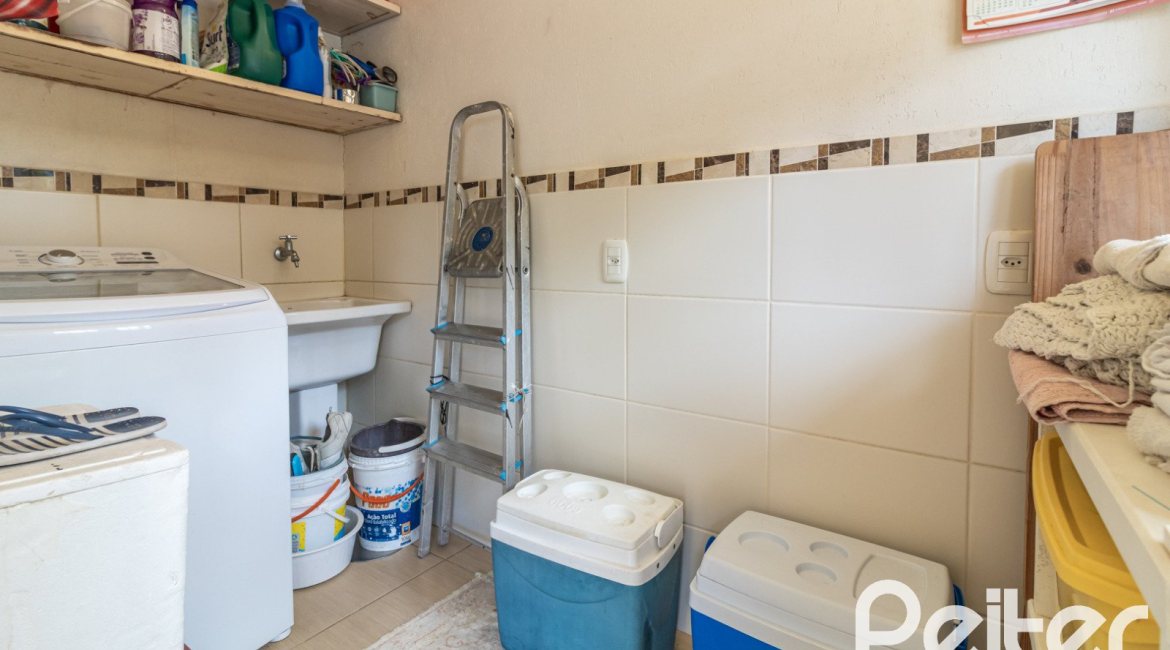 Casa à venda com 642m², 4 dormitórios, 2 suítes, 4 vagas, no bairro Ipanema em Porto Alegre