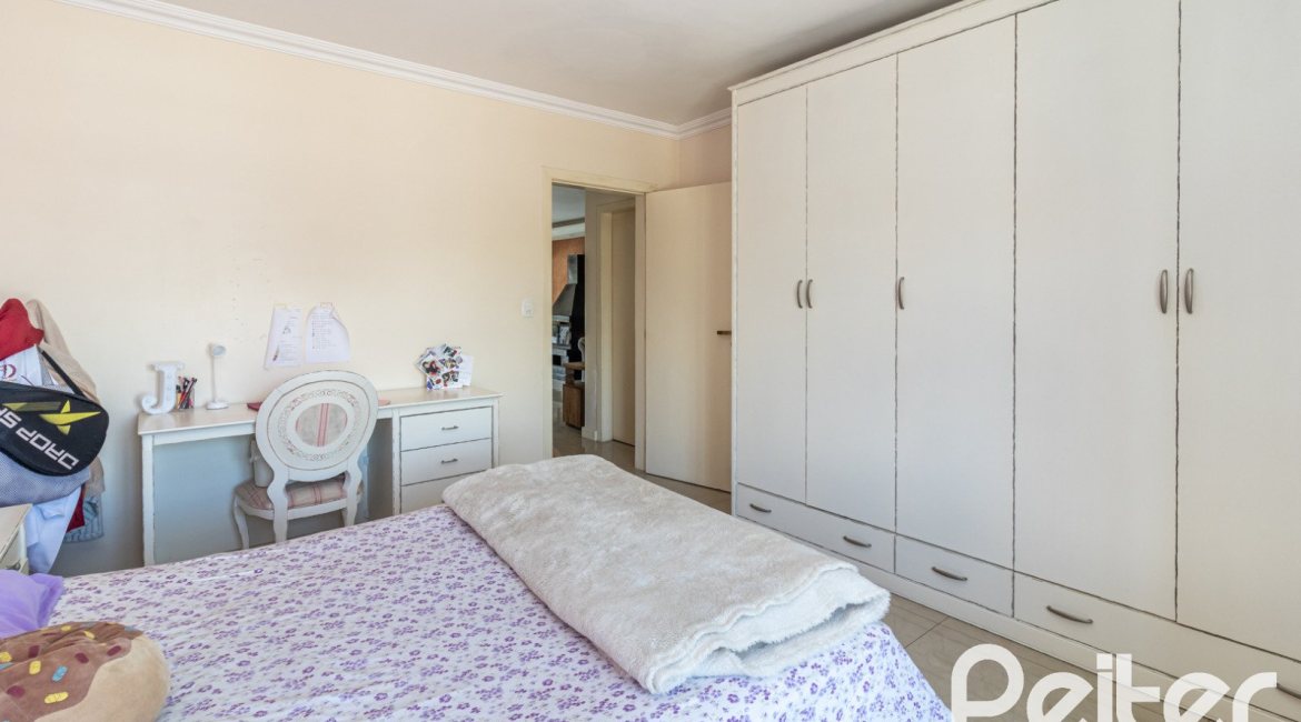 Casa à venda com 642m², 4 dormitórios, 2 suítes, 4 vagas, no bairro Ipanema em Porto Alegre