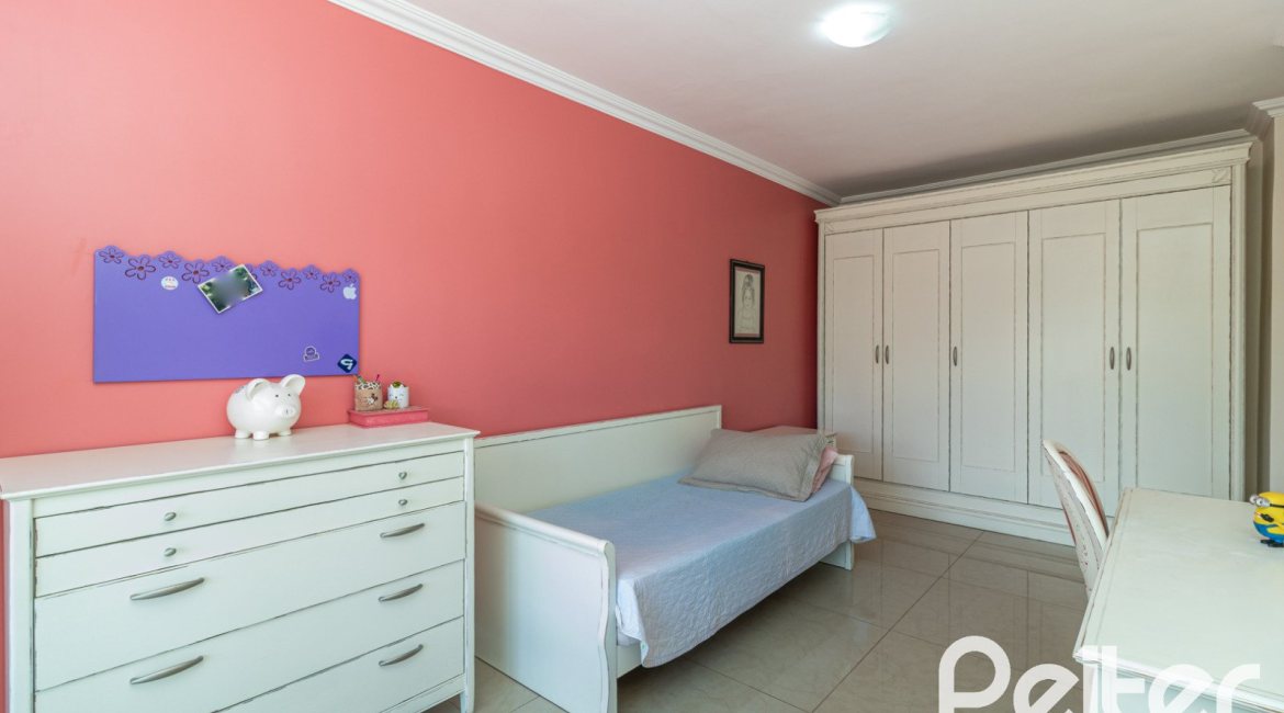 Casa à venda com 642m², 4 dormitórios, 2 suítes, 4 vagas, no bairro Ipanema em Porto Alegre