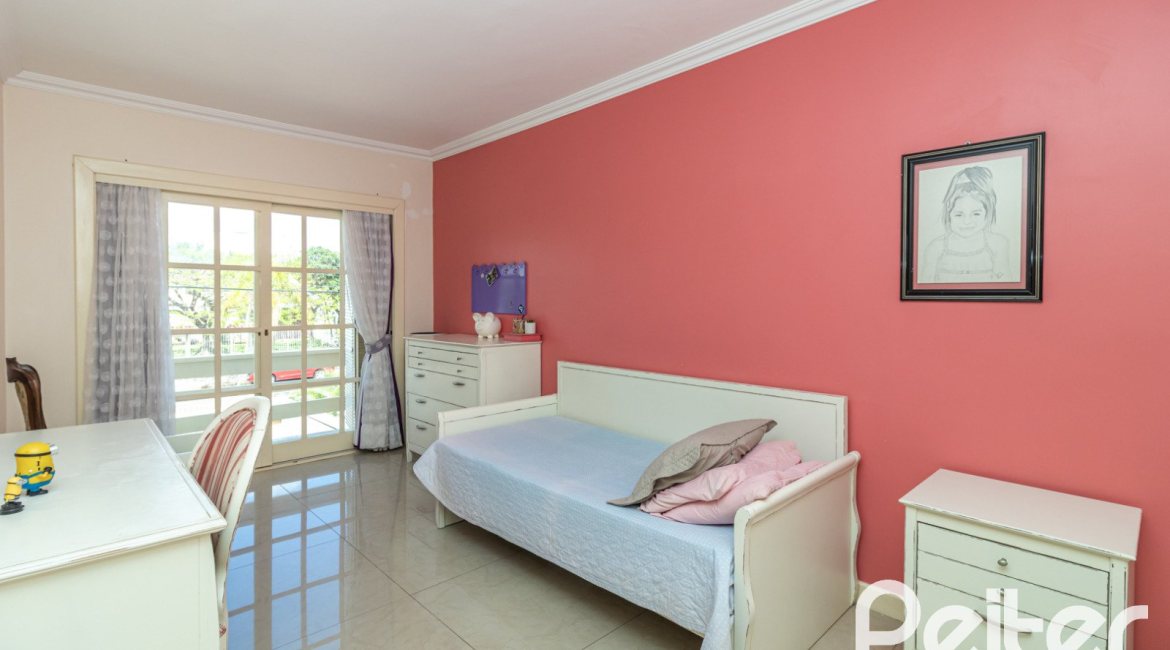 Casa à venda com 642m², 4 dormitórios, 2 suítes, 4 vagas, no bairro Ipanema em Porto Alegre