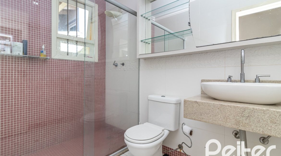 Casa à venda com 642m², 4 dormitórios, 2 suítes, 4 vagas, no bairro Ipanema em Porto Alegre