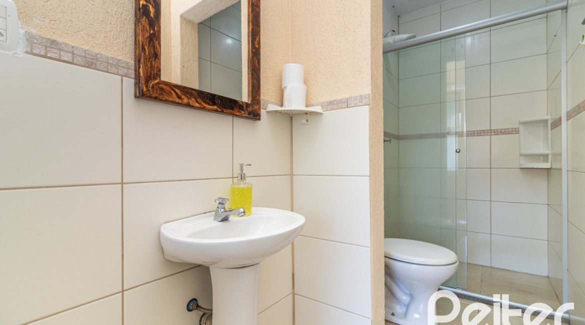 Casa à venda com 642m², 4 dormitórios, 2 suítes, 4 vagas, no bairro Ipanema em Porto Alegre