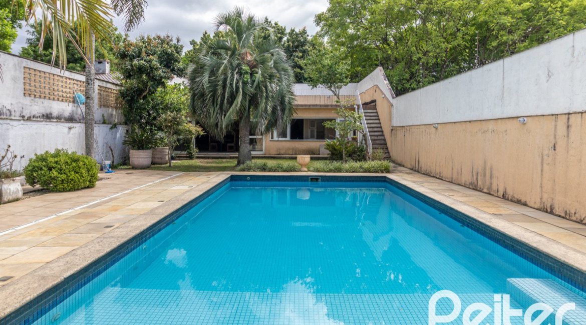 Casa à venda com 642m², 4 dormitórios, 2 suítes, 4 vagas, no bairro Ipanema em Porto Alegre